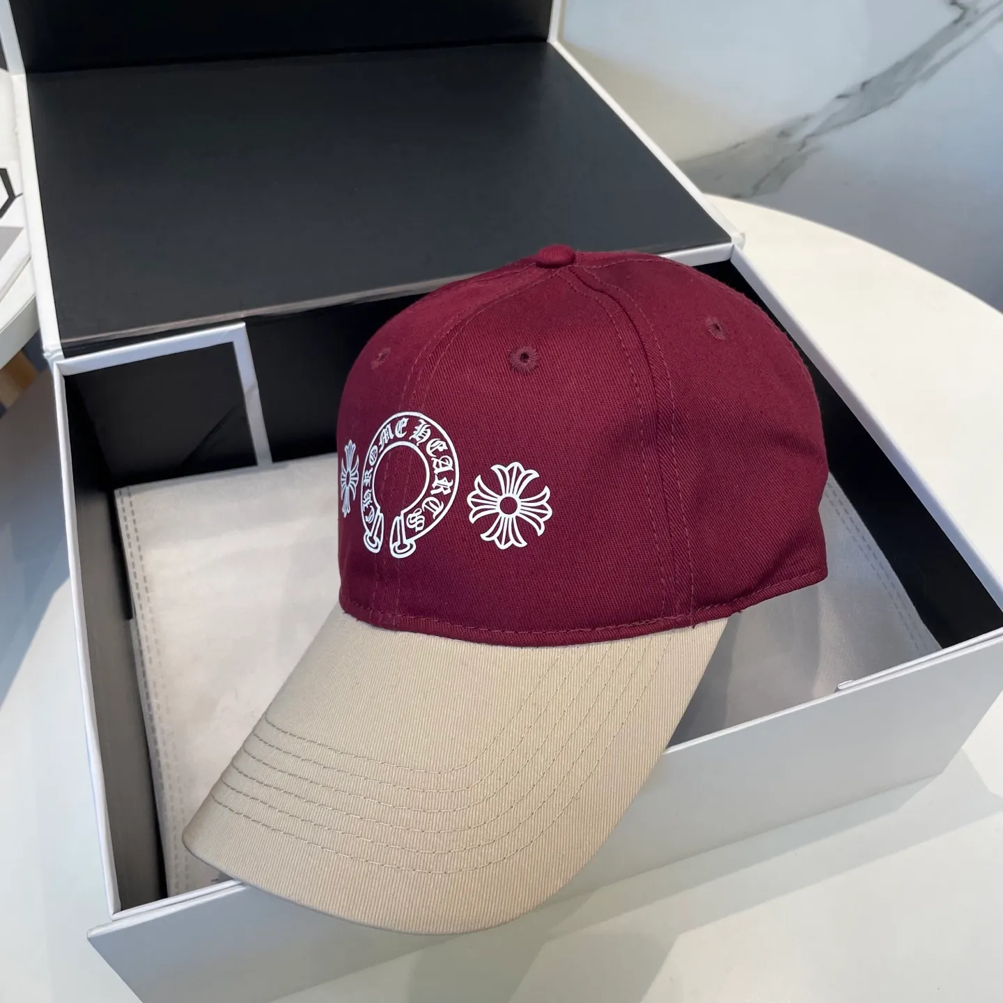 P60 Crow Heart 🆕🆕New color-blocked baseball cap, personalized fashion classic cross logo, casual with a cool feeling, unisex style, same style for men and women! Very easy to match! Head circumference: 56-58cm is available